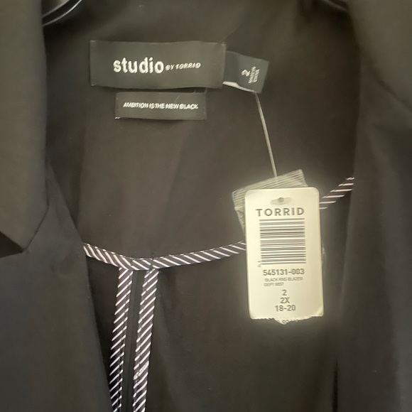 NWT torrid black mid sleeve blazer - Picture 5 of 10